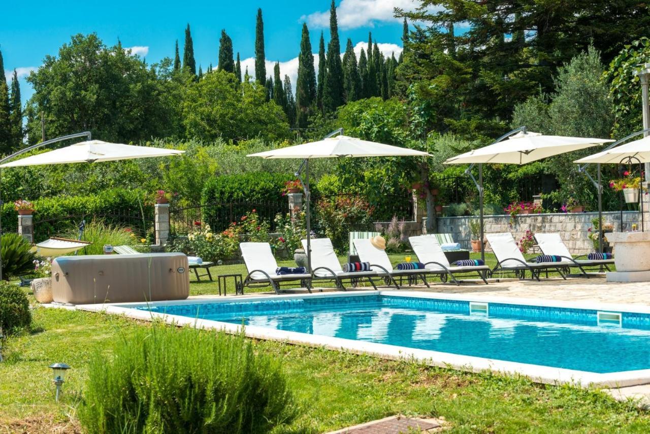 Villa Thousand Roses Lovorno ภายนอก รูปภาพ
