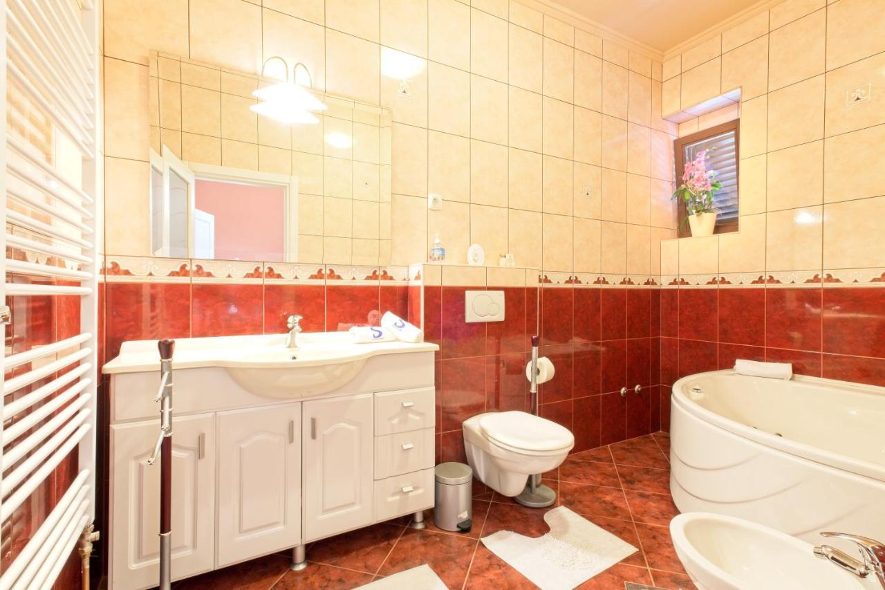 Villa Thousand Roses Lovorno ภายนอก รูปภาพ