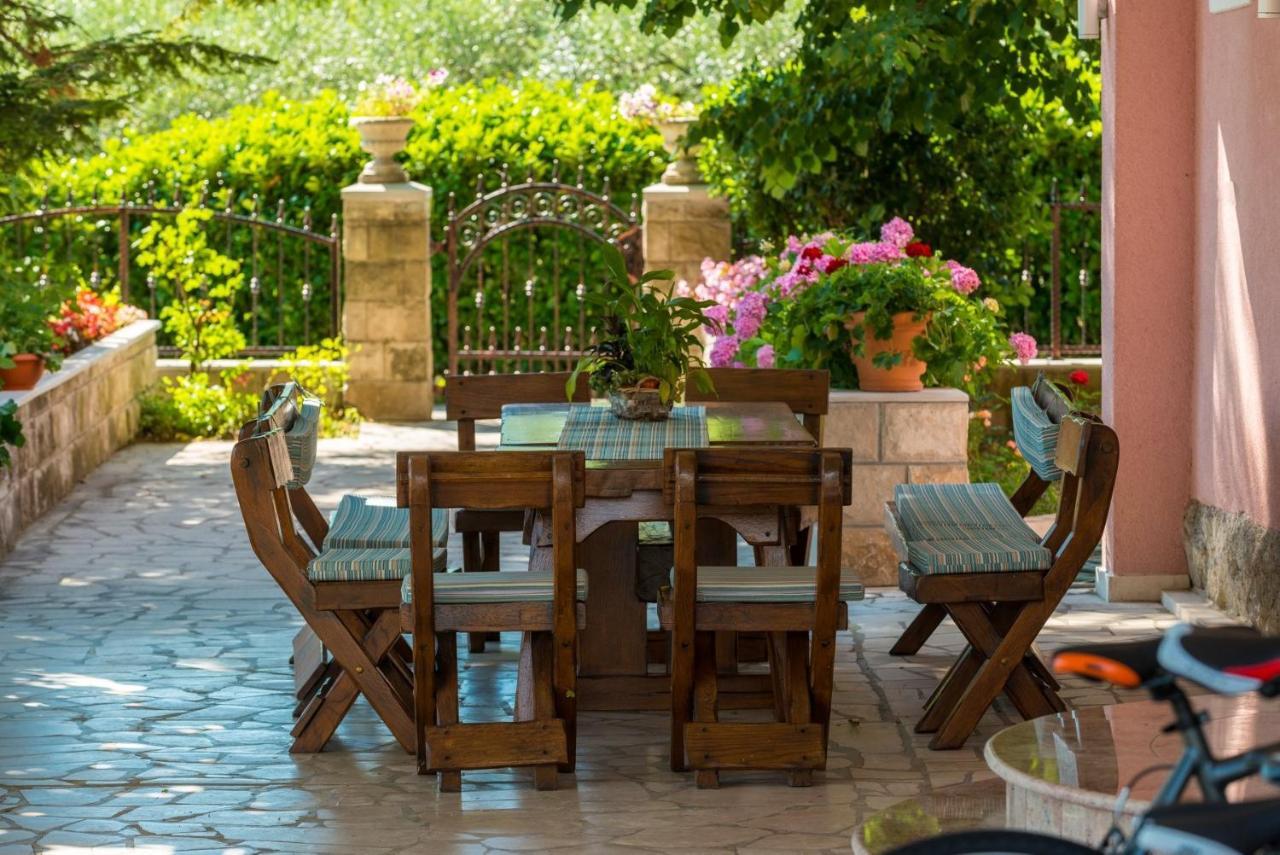 Villa Thousand Roses Lovorno ภายนอก รูปภาพ