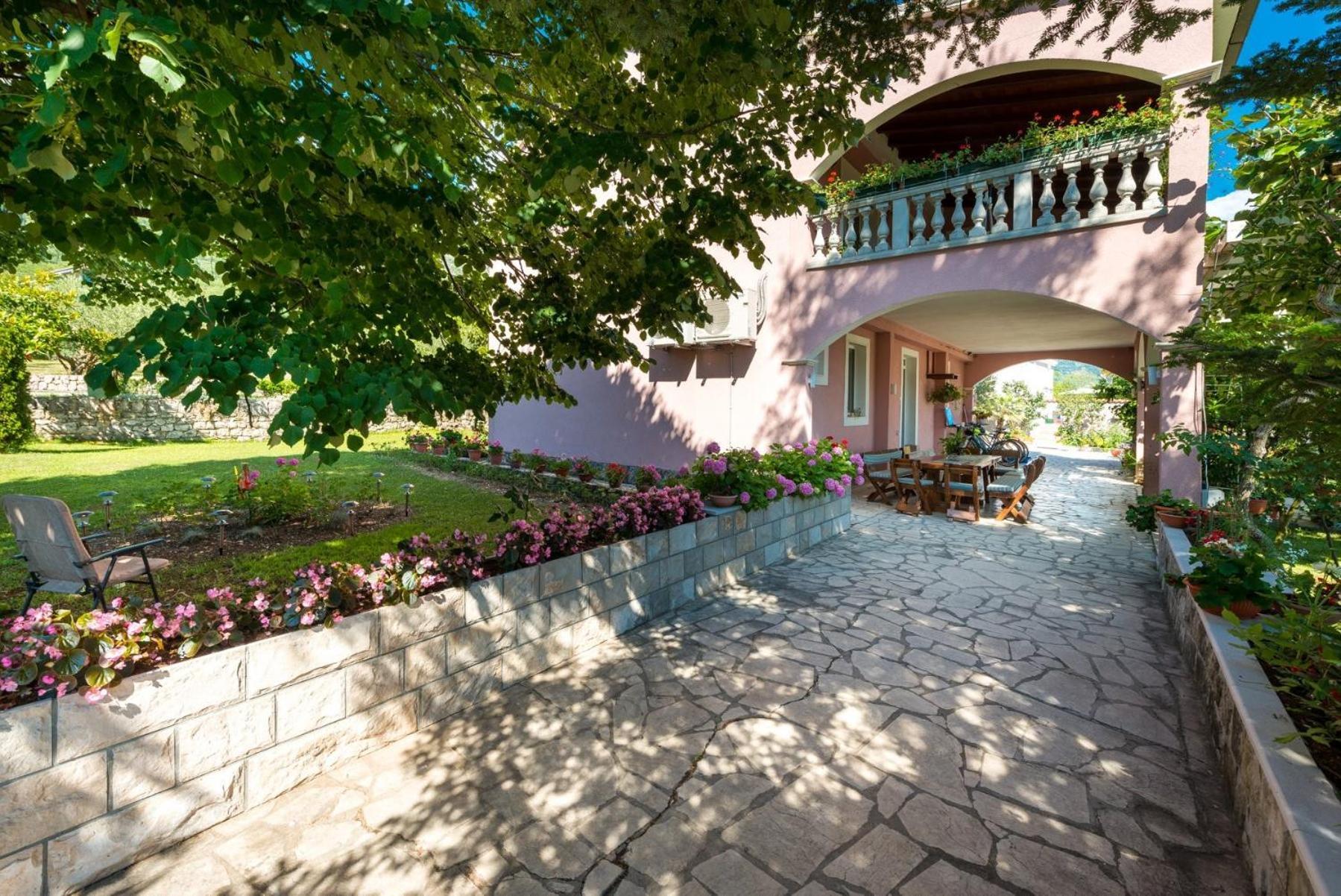 Villa Thousand Roses Lovorno ภายนอก รูปภาพ